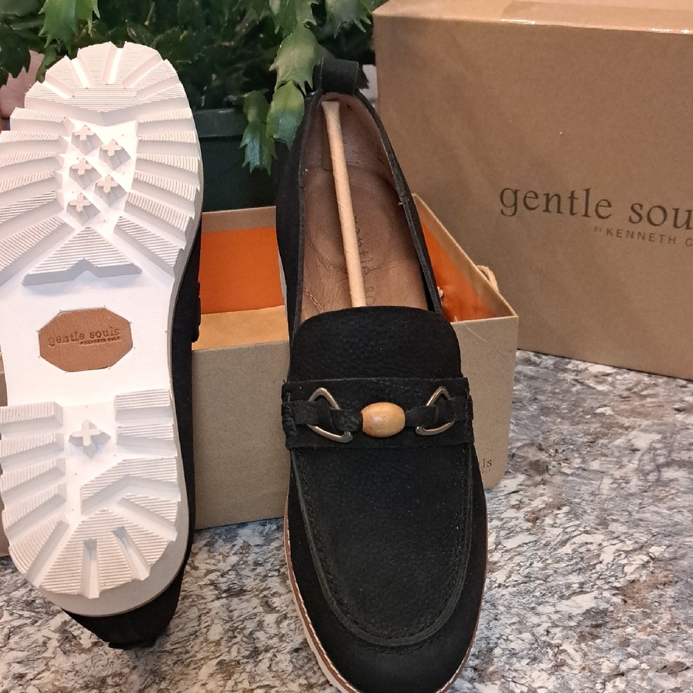 NWT Gentle Souls Women's Black Loafers with Wooden Accent With Box.
